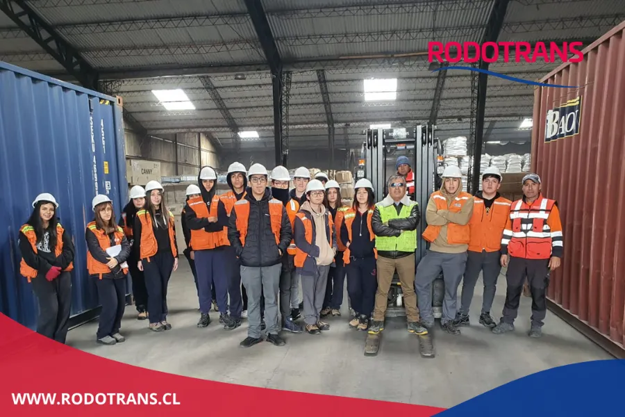 Desde el aula a la acción: futuros y futuras logísticas visitan Rodotrans